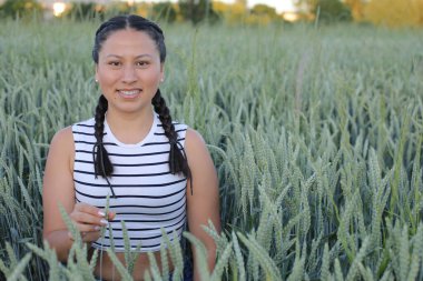 Tarımsal alanlarda güzel bir Güney Amerikalı kadın 