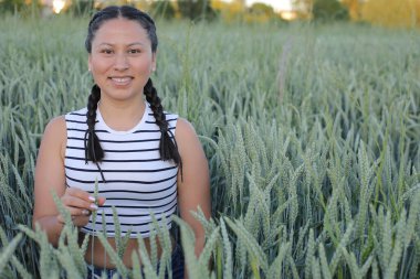 Tarımsal alanlarda güzel bir Güney Amerikalı kadın 