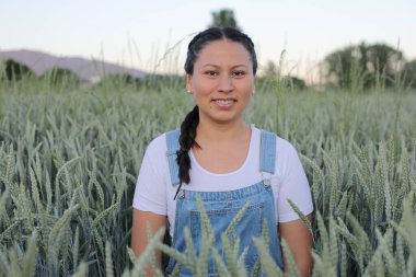 Tarımsal alanlarda güzel bir Güney Amerikalı kadın 