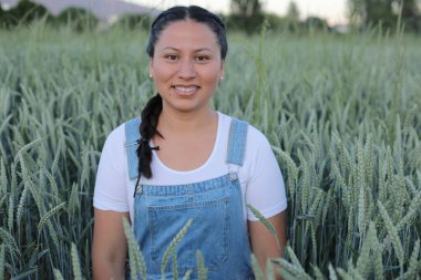 Tarımsal alanlarda güzel bir Güney Amerikalı kadın 