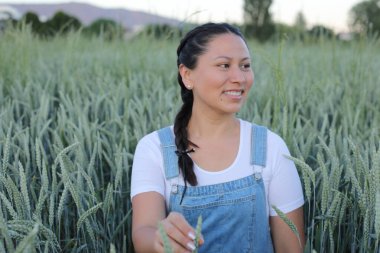 Tarımsal alanlarda güzel bir Güney Amerikalı kadın 