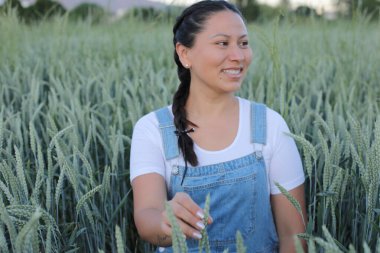 Tarımsal alanlarda güzel bir Güney Amerikalı kadın 