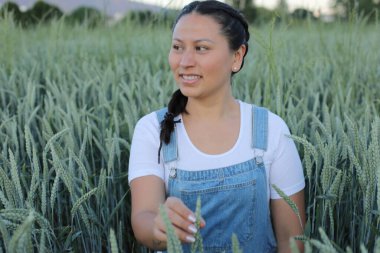 Tarımsal alanlarda güzel bir Güney Amerikalı kadın 