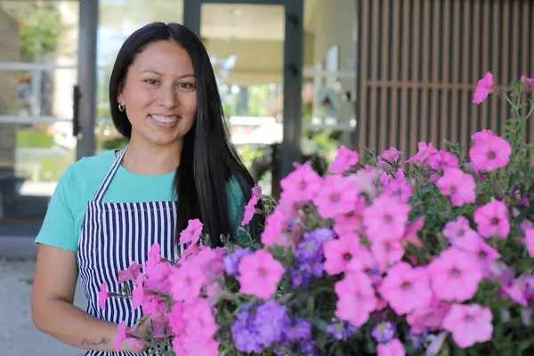 Pembe çiçekli kadın sera işçisi 