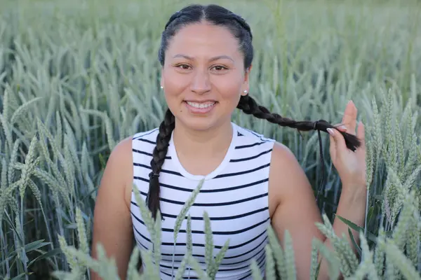 Tarımsal alanlarda güzel bir Güney Amerikalı kadın 