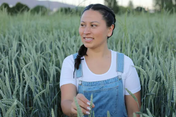 Tarımsal alanlarda güzel bir Güney Amerikalı kadın 
