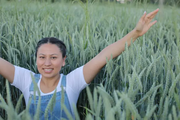 Tarımsal alanlarda güzel bir Güney Amerikalı kadın 
