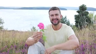 Pembe gülle tarlada oturan adam, yaklaş.