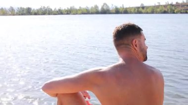 Yazın gölün arka planında mutlu bir adam