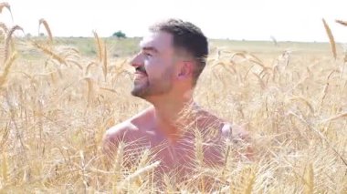  Kuru Çimenlikte Sakallı Üstsüz Adam.