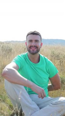 Vahşi bir çiçek buketi tutan romantik bir adamın videosu. 