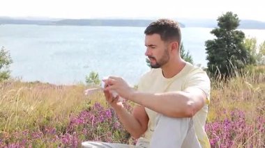 Yakışıklı adam kalp kırıcı bir mektubu doğal ortamında okuyor. 