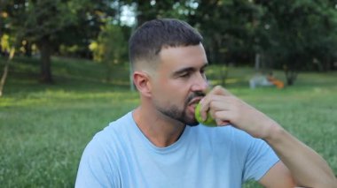 Parkta salata yiyen mutlu adamın portresi..