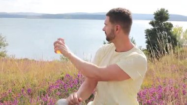 Doğal ortamında parfüm kullanan bir adam. 