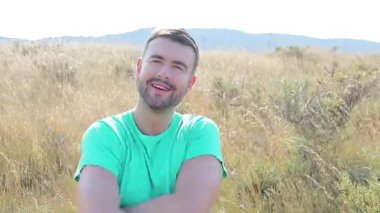 Genç yakışıklı adam buğday tarlasında, yaklaş.