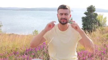 İnsan doğal ortamda güçlü bir sesten rahatsız olur. 