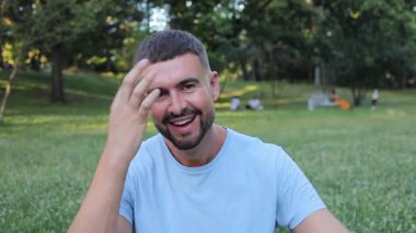 Yeşil çimlerin üzerinde konuşan yakışıklı adam.. 