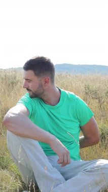 Vahşi bir çiçek buketi tutan romantik bir adamın videosu. 