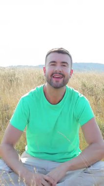 Genç yakışıklı adam buğday tarlasında, yaklaş.