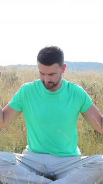 Genç yakışıklı adam buğday tarlasında, yaklaş.