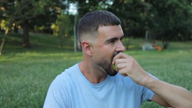 Parkta salata yiyen yakışıklı adamın portresi..