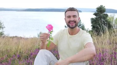 Pembe gülle tarlada oturan adam, yaklaş.