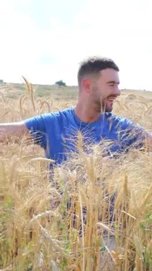 Buğday tarlasında yakışıklı bir genç.