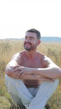 Genç yakışıklı adam buğday tarlasında, yaklaş.