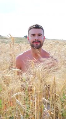 Genç yakışıklı adam buğday tarlasında, yaklaş.