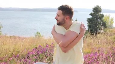 Mutlu yakışıklı bir adam, bir tarlada kendini sevmiş.. 