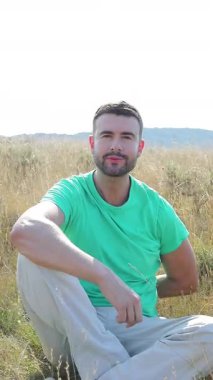 Genç yakışıklı adam buğday tarlasında, yaklaş.