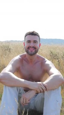 Genç yakışıklı adam buğday tarlasında, yaklaş.