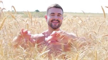 Genç yakışıklı adam buğday tarlasında, yaklaş.