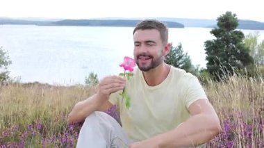 Pembe gülle tarlada oturan adam, yaklaş.