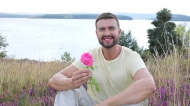 Pembe gülle tarlada oturan adam, yaklaş.