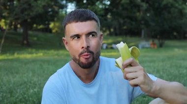 Parkta muz yiyen yakışıklı adam.