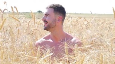 Genç yakışıklı adam buğday tarlasında, yaklaş.
