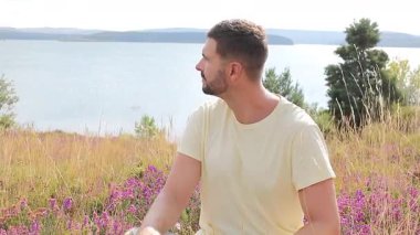 Doğal ortamında parfüm kullanan bir adam. 