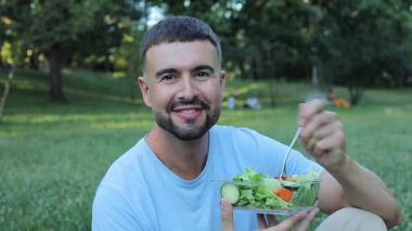 Parkta salata yiyen yakışıklı adam..