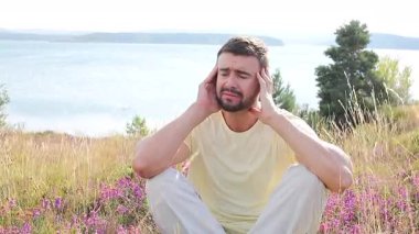 Suyun Doğal Ayarlarında Otururken Dışarıda Ağlayan Genç Adam.