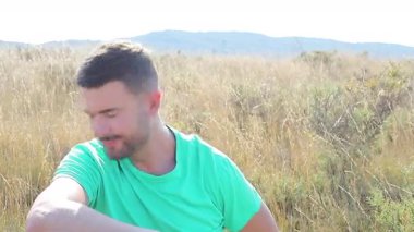 Genç yakışıklı adam buğday tarlasında, yaklaş.