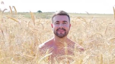 Genç yakışıklı adam buğday tarlasında, yaklaş.