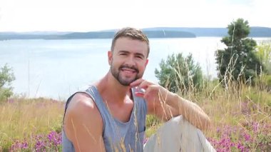 Dışarıdaki böcekten rahatsız olan bir adam. 