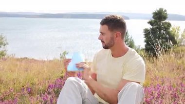 Doğayla ilgili kitabı olan bir adam.