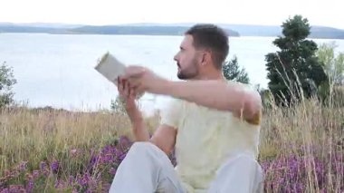 İnsan doğanın ortasında kendi yansımasına bakar. 