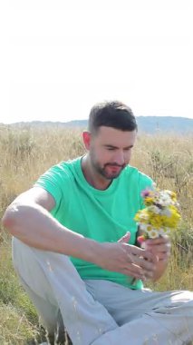 Tarlada bir buket çiçekli insan portresi