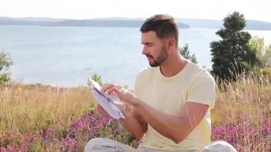 Yakışıklı adam kalp kırıcı bir mektubu doğal ortamında okuyor. 