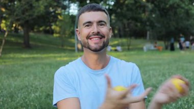 Üç limonla hokkabazlık yapan komik adam. 