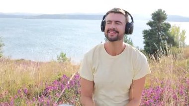 Dağda müzik dinleyen bir adam..