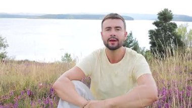 Buğday tarlasında mutlu genç adam, kapat.